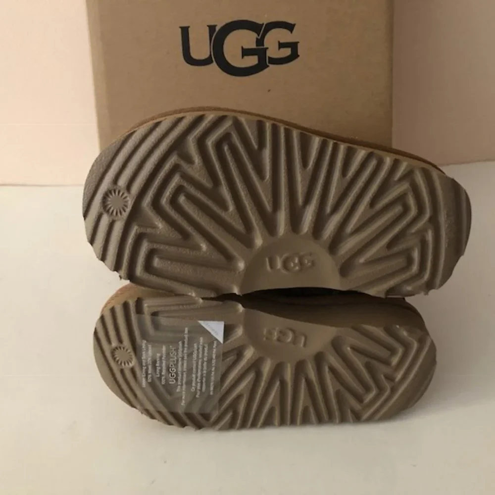 UGG Classic II Graphic Stitch Leather Kids' Short Boot for boy or girl. Size: 6
